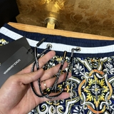 Quần short ngố đùi gió Dolce Gabbana họa tiết Vạn Hoa 2 lớp lót lưới new 2024 Like Auth 1-1 on web
