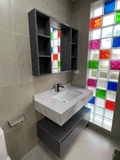 TC2307 - Tủ bàn đá cao cấp, đá nhân tạo chống xước, kết hợp chậu sứ âm, tủ dưới inox 304, vòi nóng lạnh, tủ gương inox