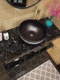 BD1016 - Bàn đá nhân tạo 2 tầng đen vân mây, kết hợp chậu sứ nổi, vòi nóng lạnh cao, gương tròn dây da.