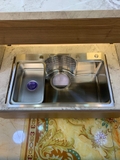 Chậu bếp 1 hố chống bám dính cao cấp CH03. Kèm thớt gỗ và rổ inox, phụ kiện thoát nước cao cấp