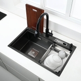 Chậu bếp 1 hố giật cấp nano đen chống bám dính cao cấp CH5. Kèm thớt gỗ và rổ inox, phụ kiện thoát nước cao cấp. KT: 78x46cm