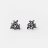 E STUD TRIPLE FLOWER OXIDIZE