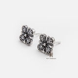 E STUD FLOWER OXIDIZED GEM