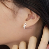 Khuyên tai bạc Việt Nam vắt chéo