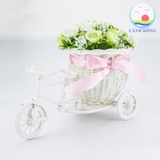 Giỏ hoa xe đạp trang trí kèm hoa vải lụa nhiều màu sắc