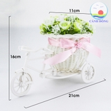 Giỏ hoa xe đạp trang trí kèm hoa vải lụa nhiều màu sắc