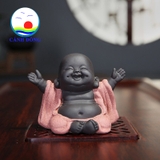 Tượng chú tiểu cười hoan hỷ dang tay đón hạnh phúc