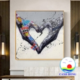 Tranh canvas trái tim tạo hình từ đôi tay độc đáo
