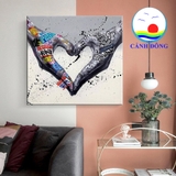 Tranh canvas trái tim tạo hình từ đôi tay độc đáo