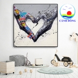 Tranh canvas trái tim tạo hình từ đôi tay độc đáo