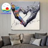 Tranh canvas trái tim tạo hình từ đôi tay độc đáo