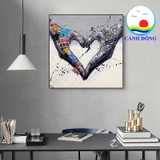 Tranh canvas trái tim tạo hình từ đôi tay độc đáo