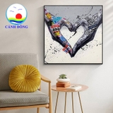 Tranh canvas trái tim tạo hình từ đôi tay độc đáo