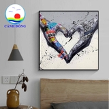 Tranh canvas trái tim tạo hình từ đôi tay độc đáo
