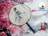 Quạt tròn cổ trang cô gái ngồi dưới hoa in hai mặt tao nhã
