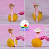 Tượng cô gái dễ thương ngồi trên trái cây mùa hè