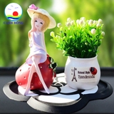 Tượng cô gái dễ thương ngồi trên trái cây mùa hè