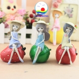 Tượng cô gái dễ thương ngồi trên trái cây mùa hè