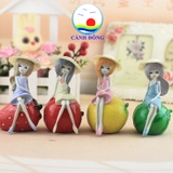 Tượng cô gái dễ thương ngồi trên trái cây mùa hè