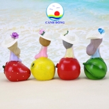 Tượng cô gái dễ thương ngồi trên trái cây mùa hè