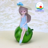 Tượng cô gái dễ thương ngồi trên trái cây mùa hè