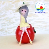 Tượng cô gái dễ thương ngồi trên trái cây mùa hè