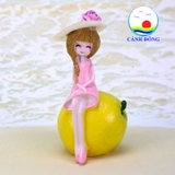 Tượng cô gái dễ thương ngồi trên trái cây mùa hè