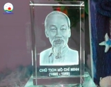 Quà lưu niệm pha lê Chủ tich Hồ Chí Minh Việt Nam chạm khắc 3D - Quà lưu niệm sang trọng, ý nghĩa