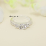 Nhẫn Bạc Nữ Kiểu 3 Viên Đá Chủ Sáng Lấp Lánh N2412110021