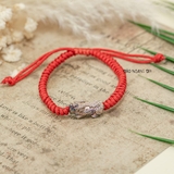 Vòng Tay Dây Đỏ Charm Tỳ Hưu V2409160015