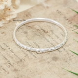 Vòng tay bạc nữ khắc hoạ tiết dạng lưới với các mắt phay chéo V2409090075