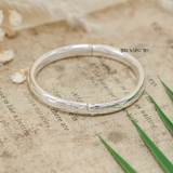 Vòng tay trẻ em khắc hoạ tiết đường tròn và lưỡi liềm 2 bên hông vòng V2409090063