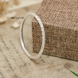 Vòng tay trẻ em thiết kế hoạ tiết dải khác hình tròn kết hợp khắc tiêu điểm 2 bên hông vòng V2409090055