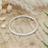 Vòng tay trẻ em thiết kế khắc các hình thoi đan xen V2409090050
