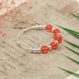 Vòng tay trẻ em charm cầu bạc và cầu nhựa màu đỏ V2409110019