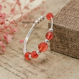 Vòng tay trẻ em charm cầu bạc và cầu nhựa màu đỏ V2409110019