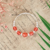 Vòng tay trẻ em charm cầu bạc và cầu nhựa màu đỏ V2409110019