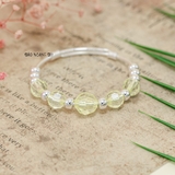 Vòng tay trẻ em charm hình cầu bạc và cườm nhựa màu vàng đan xen V2409110017