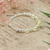 Vòng tay trẻ em charm hình cầu bạc và cườm nhựa màu vàng đan xen V2409110017