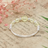 Vòng tay trẻ em charm hình cầu bạc và cườm nhựa màu vàng đan xen V2409110017