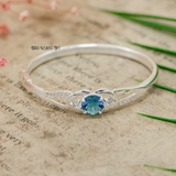 Vòng tay bé gái Mặt vòng hình 2 trái tim được gắn kết với nhau bởi viên đá xanh da trời V2409110005