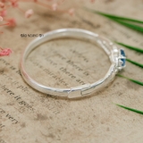 Vòng tay bé gái Mặt vòng hình 2 trái tim được gắn kết với nhau bởi viên đá xanh da trời V2409110005