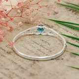 Vòng tay bé gái Mặt vòng hình 2 trái tim được gắn kết với nhau bởi viên đá xanh da trời V2409110005