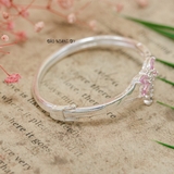 Vòng tay bé gái mặt vòng hình chuồn chuồn thân đính đá trắng cánh đính đá hồng V2409110009