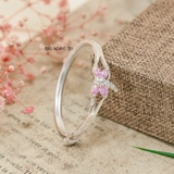 Vòng tay bé gái mặt vòng hình chuồn chuồn thân đính đá trắng cánh đính đá hồng V2409110009