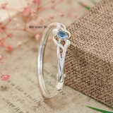 Vòng tay bé gái hình hoa 4 cánh cách điệu nhuỵ hoa đính đá xanh da trời V2409110010