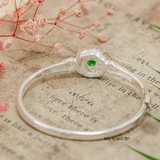 Vòng tay bé gái mặt vòng hình hoa cánh xoáy tâm đính đá xanh lá V2409110006