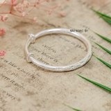 Vòng tay trẻ em mặt vòng khắc hoạ tiết tiêu điểm V2409110023