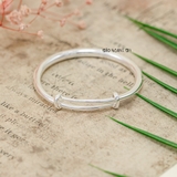 Vòng tay trẻ em mặt vòng khắc hoạ tiết tiêu điểm V2409110023