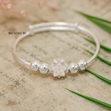 Vòng tay trẻ em charm hoa cánh màu trắng hồng V2409110013